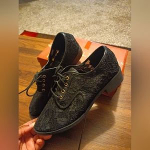 Liliana Women's Casual Tie Up Shoe Size 10